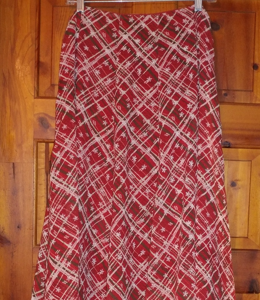 💜3/$10💜Emma James Sz10 Pretty red patterned skirt with snowflakes. Christmas❄️